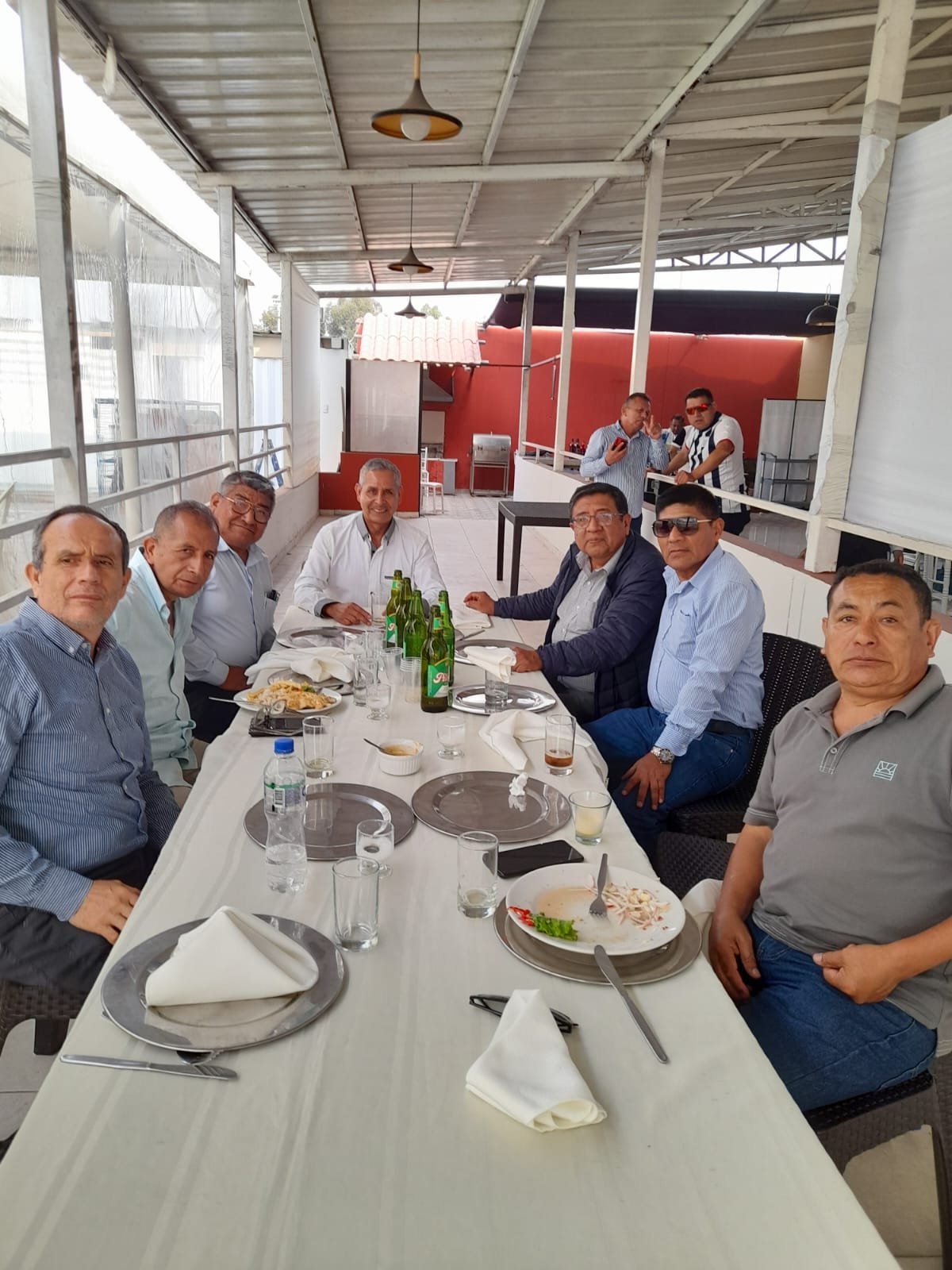 Soldado en entrenamiento de infantería con uniforme militar y equipo táctico en campo abierto